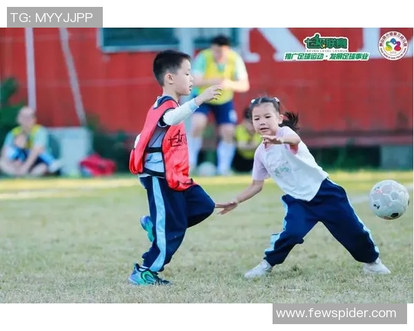 足球明星与儿子温馨互动视频展现亲子时光的快乐与感动 足球明星与儿子温馨互动视频展现亲子时光的快乐与感动